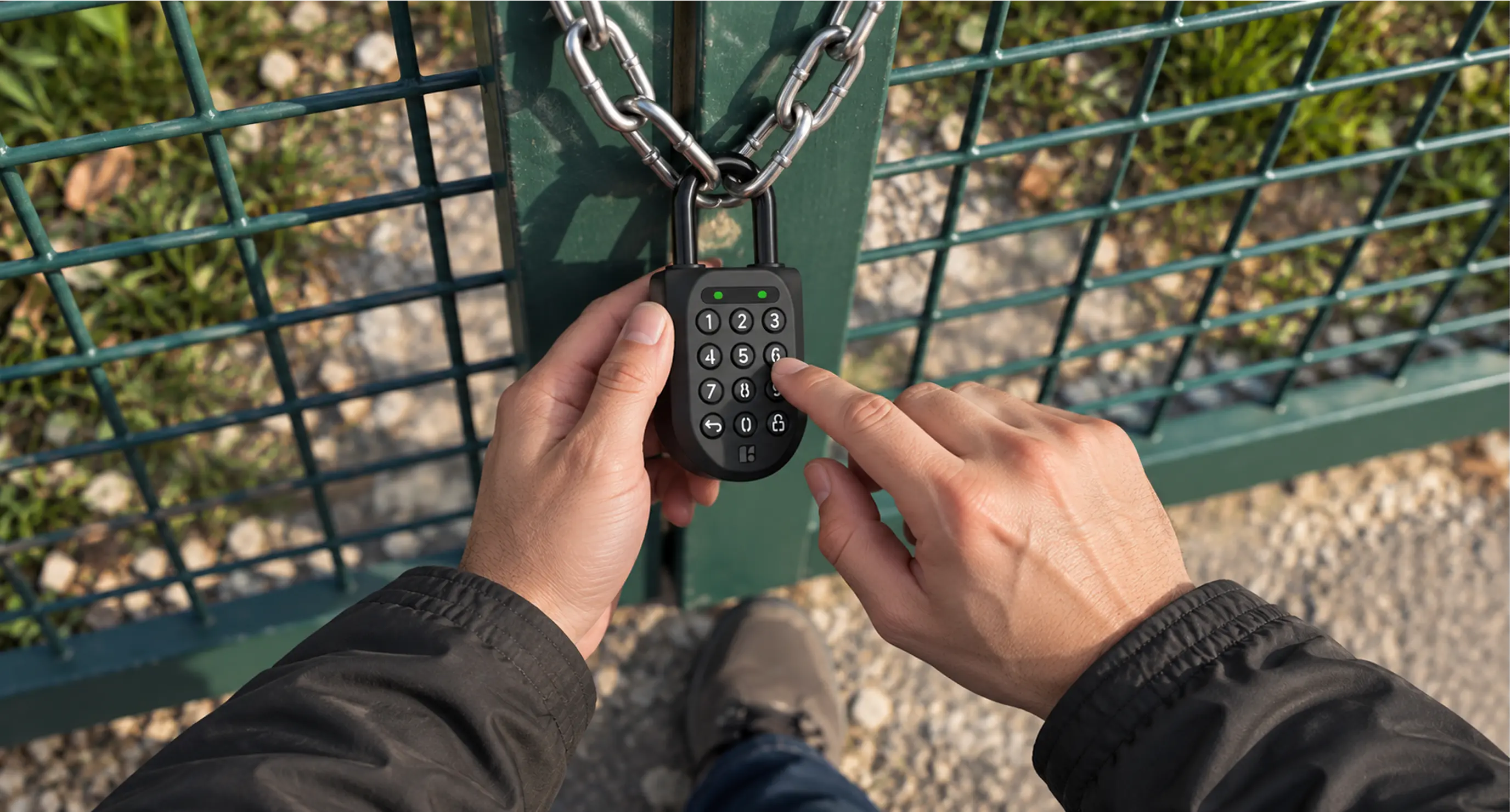 Un cadenas Igloohome Padlock 2 sécurise la chaîne d’un portillon extérieur.